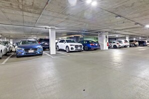 Eine mehrstöckige Parkgarage mit mehreren Autos in dafür vorgesehenen Parkfeldern.