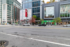 Straßenansicht mit einer Filiale von TD Bank, einem Sephora Geschäft und einem Target Store.