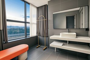 Luxury-Zweibettzimmer, Stadtblick | Badezimmer | Dusche, Haartrockner, Hausschuhe, Handtücher