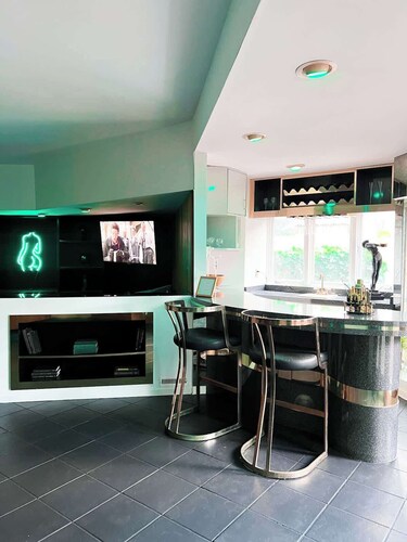 Luxury  Villa w/ Pool, Max Amenities