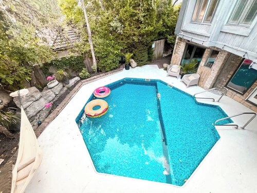 Luxury  Villa w/ Pool, Max Amenities