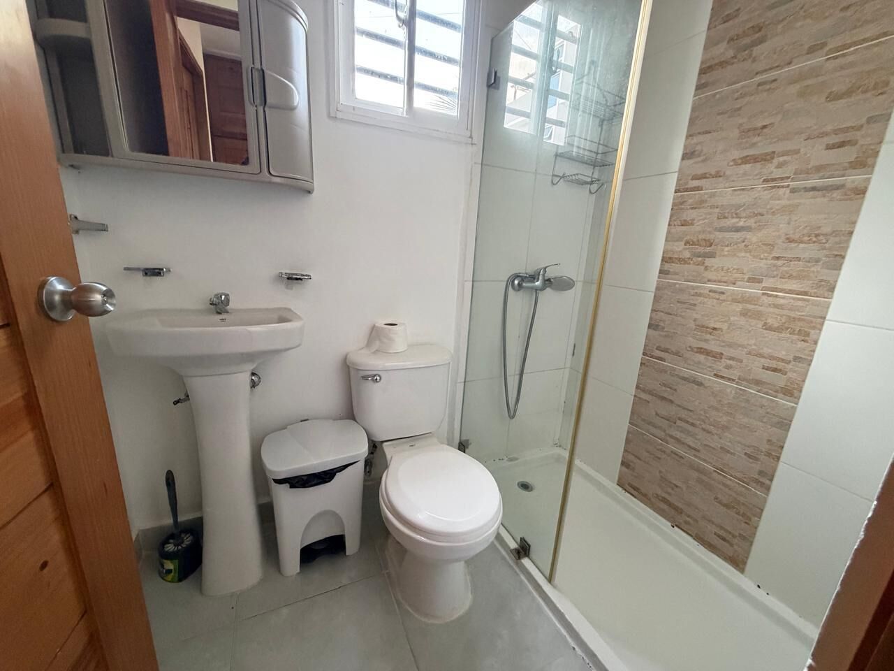Een bad/douchecombinatie, gratis toiletartikelen, een haardroger