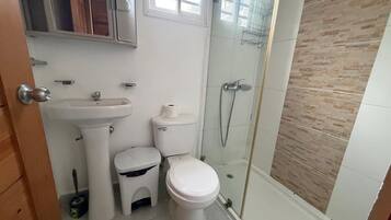 Een bad/douchecombinatie, gratis toiletartikelen, een haardroger