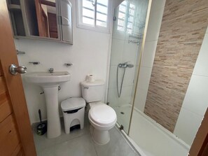 Een bad/douchecombinatie, gratis toiletartikelen, een haardroger