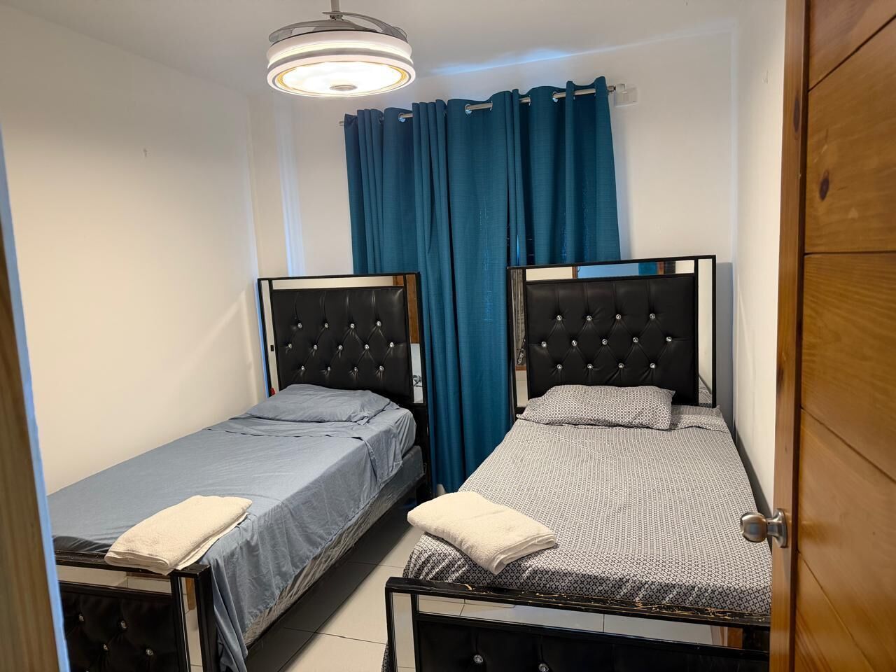 Appartement, balkon, uitzicht op bergen | Een bureau, een laptopwerkplek, verduisterende gordijnen