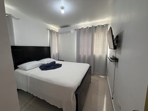 Escritorio, espacio para trabajar con laptop y cortinas blackout 
