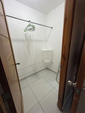 Appartement, balcon, vue montagne | Bureau, espace de travail pour ordinateur portable, rideaux occultants