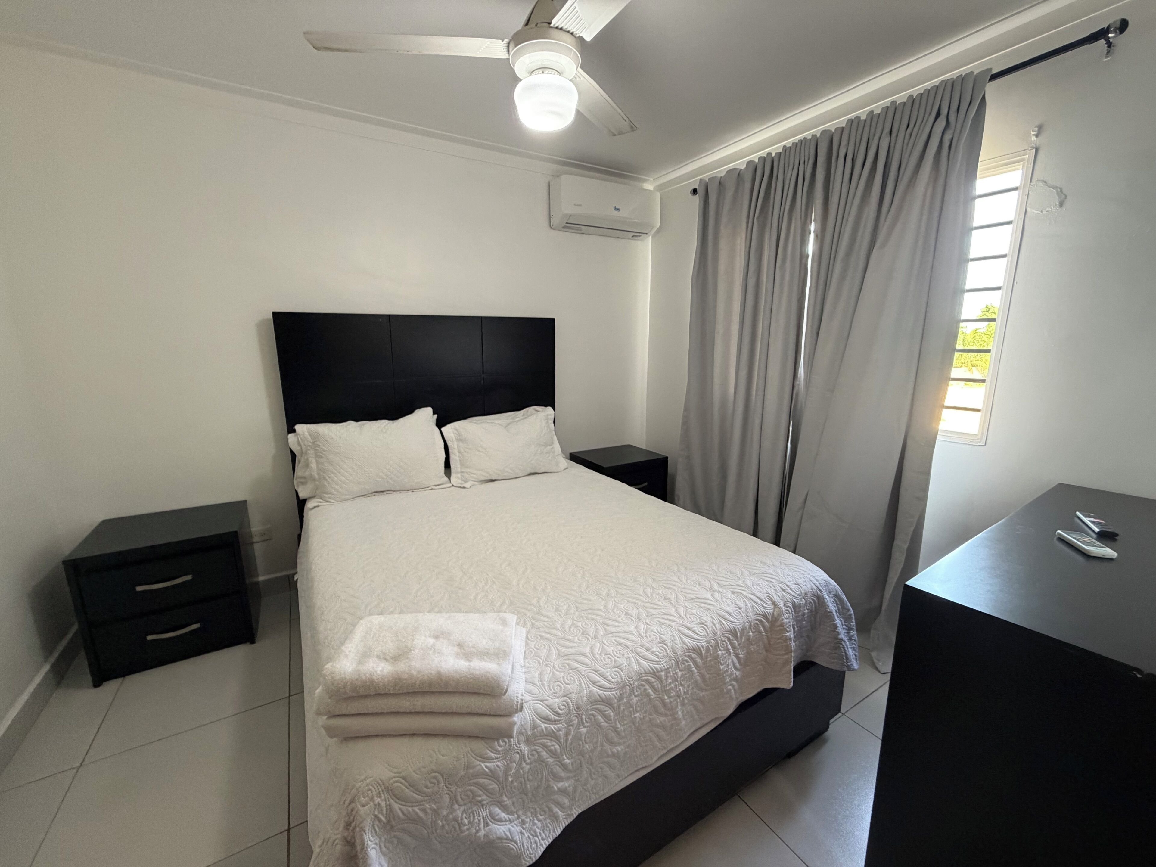 Appartement, balcon, vue montagne | Bureau, espace de travail pour ordinateur portable, rideaux occultants