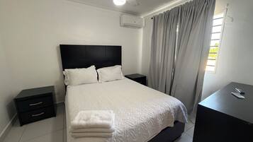Appartement, balcon, vue montagne | Bureau, espace de travail pour ordinateur portable, rideaux occultants