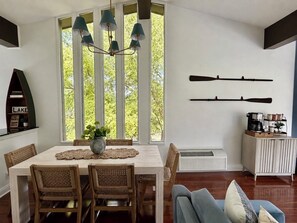 Dining - The Lake Escape: Lake Como Retreat, 2BR/2BA, Pool, Lake Access, Near Lake Geneva (Lake Geneva)