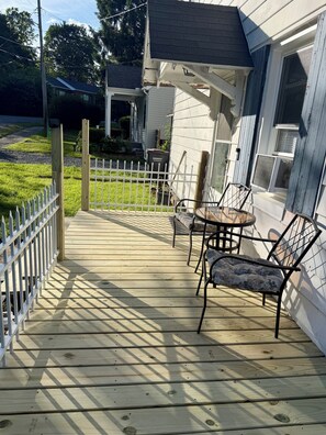 Outdoor dining - Comfy House with Spring Creek view (State College)