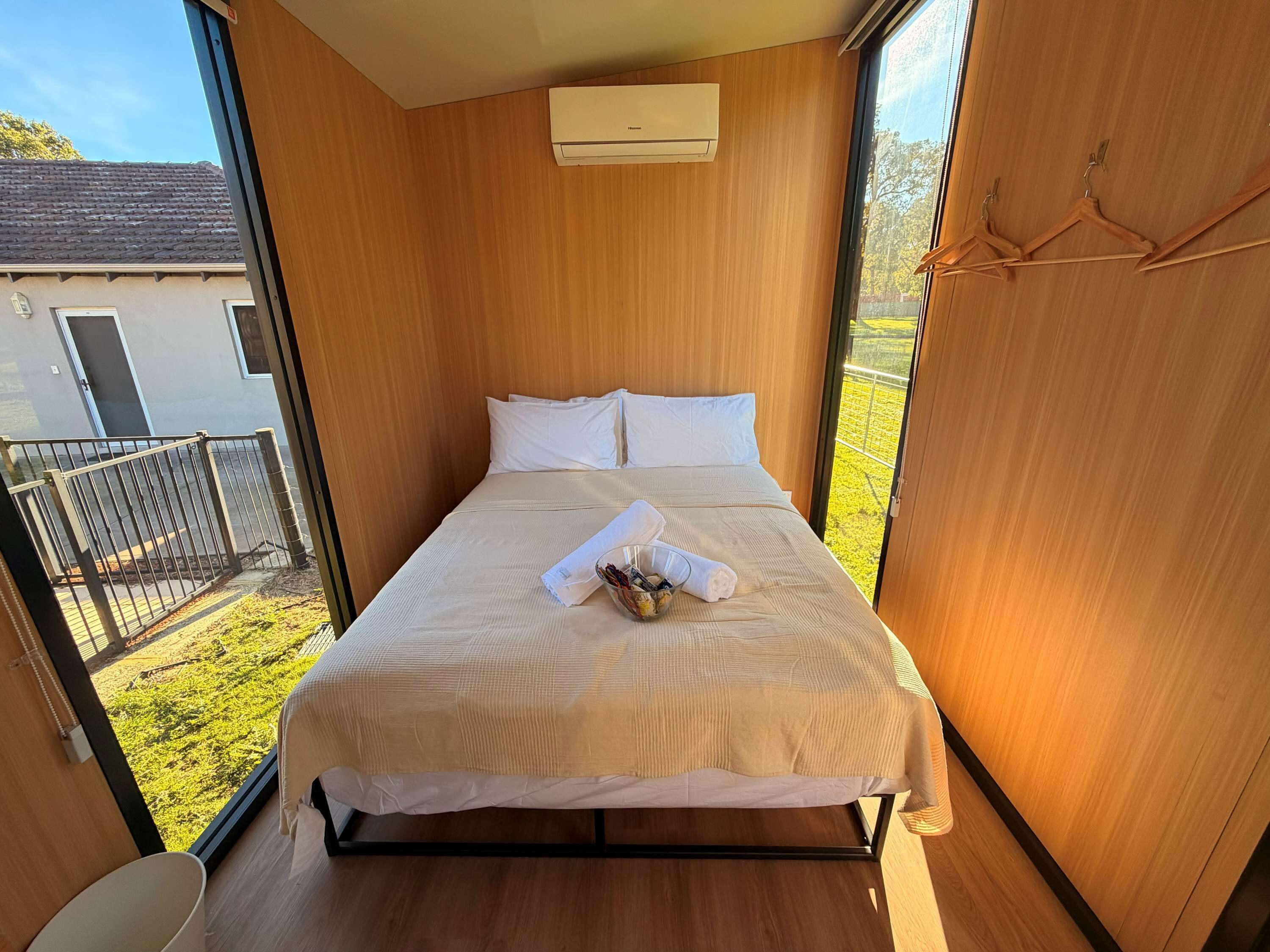 1 bedroom, bed sheets