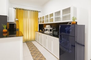 Lemari es besar, microwave, oven, dan kompor