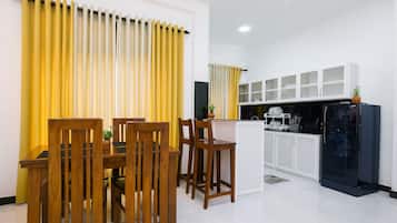 Deluxe Apartment, Balcony, Garden View | Dining