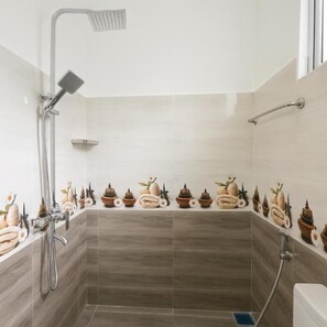 Shower, hair dryer, towels, shampoo - Skyport Villa Katunayaka (Katunayake)