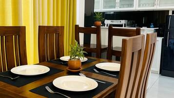 Deluxe Apartment, Garden View | Dining