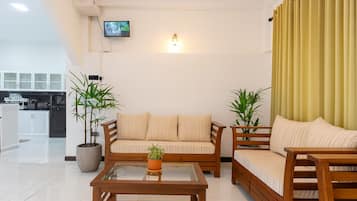 Deluxe Apartment, Balcony, Garden View | Living area