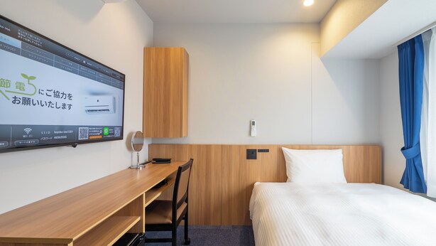 Espacio para trabajar con laptop, cortinas blackout y wifi gratis 