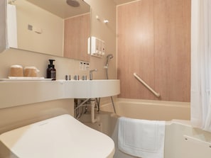 Combined shower/bathtub, hair dryer, slippers, towels - Toyoko Inn Toyohashi Ekimae Odori (Toyohashi)