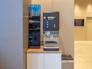 A water dispenser and a stack of blue and white cups on a counter. - Toyoko Inn Toyohashi Ekimae Odori (Toyohashi)