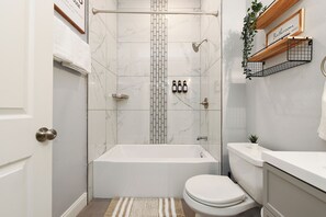 Bathroom - 3BR Pittsburgh Home Near Universities & Hospitals, Sleeps 7 (Pittsburgh)