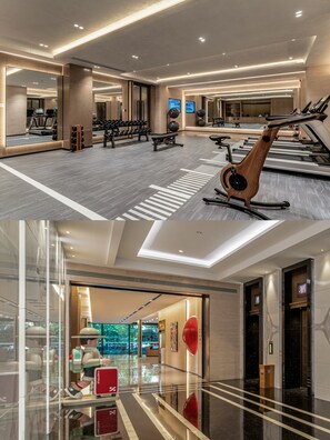 Un gimnasio moderno con equipo de ejercicio, un espejo grande y una escultura de madera.