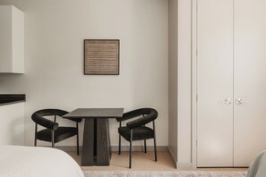 18 Schlafzimmer, Bügeleisen/Bügelbrett, Reisekinderbett