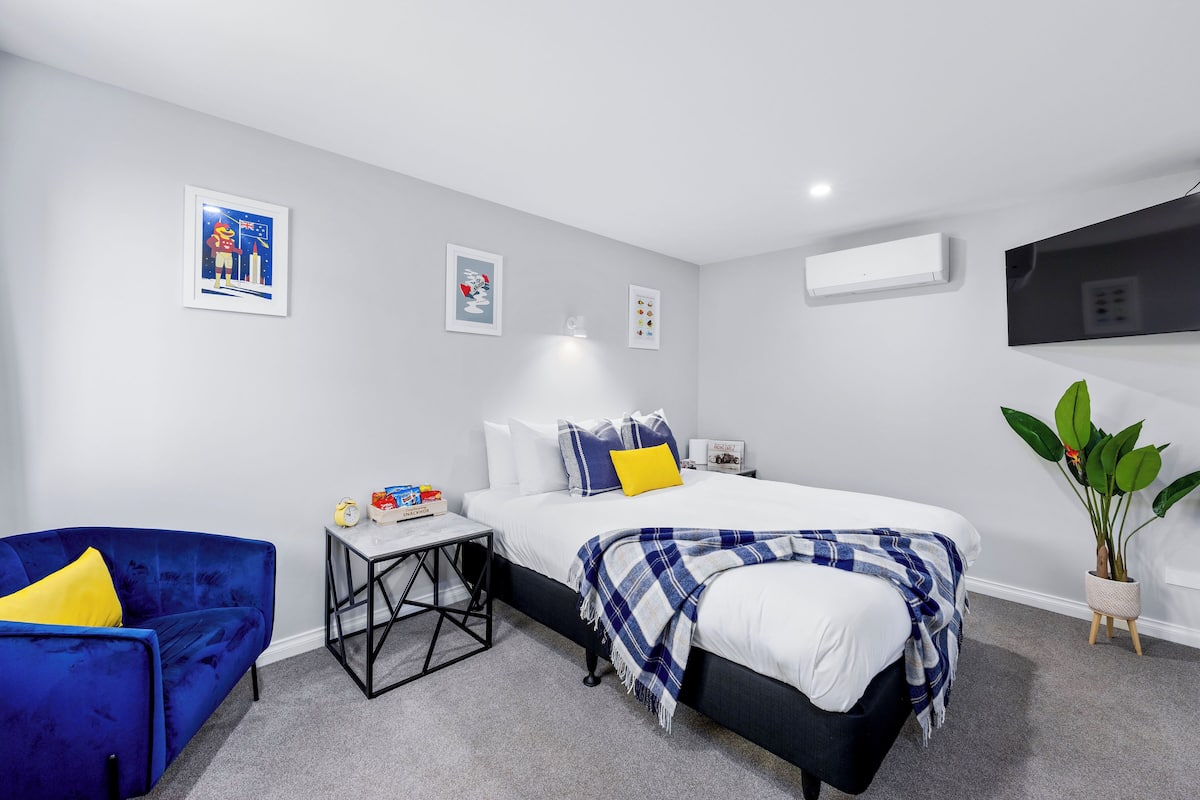 Espacio para trabajar con laptop y cortinas blackout