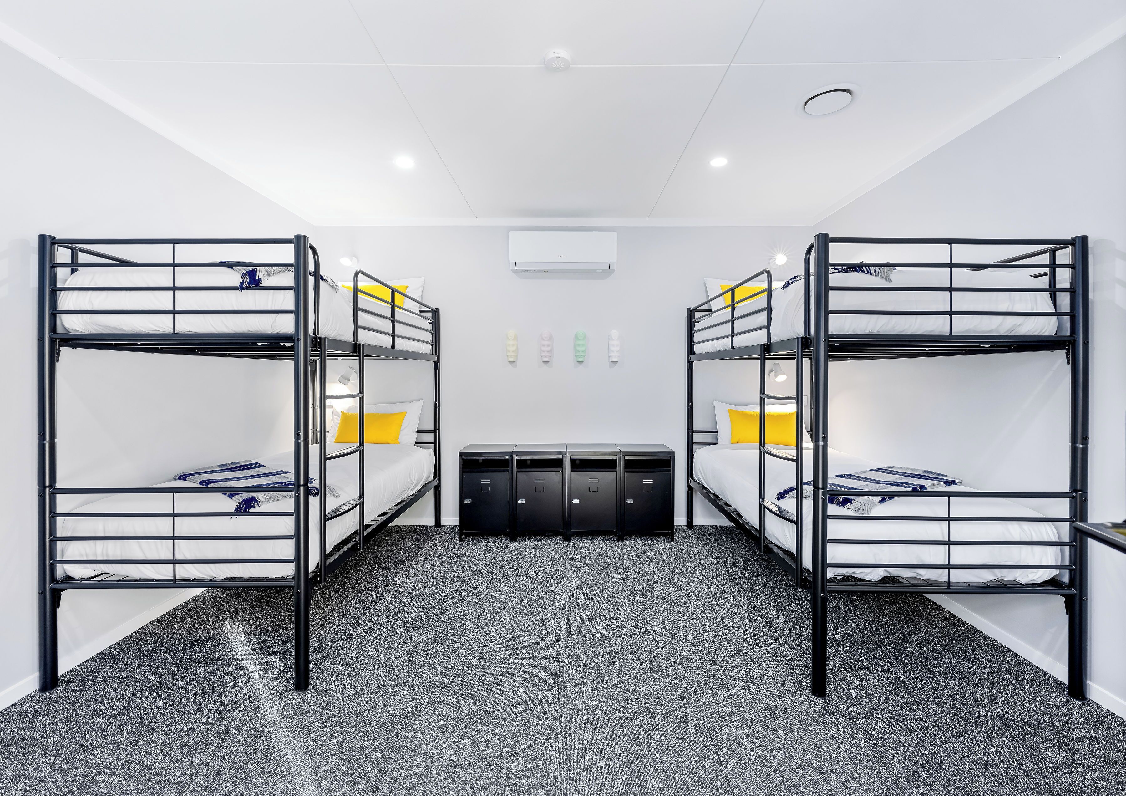 Single Bed in Shared Bunk Room | Espacio para trabajar con laptop y cortinas blackout 