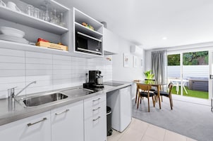 Frigobar, microondas, placa de cocina, silla alta para bebés