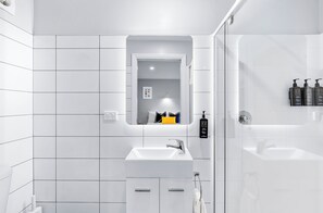 Studio, 1 giường cỡ queen | Phòng tắm | Buồng tắm vòi sen, giấy vệ sinh 