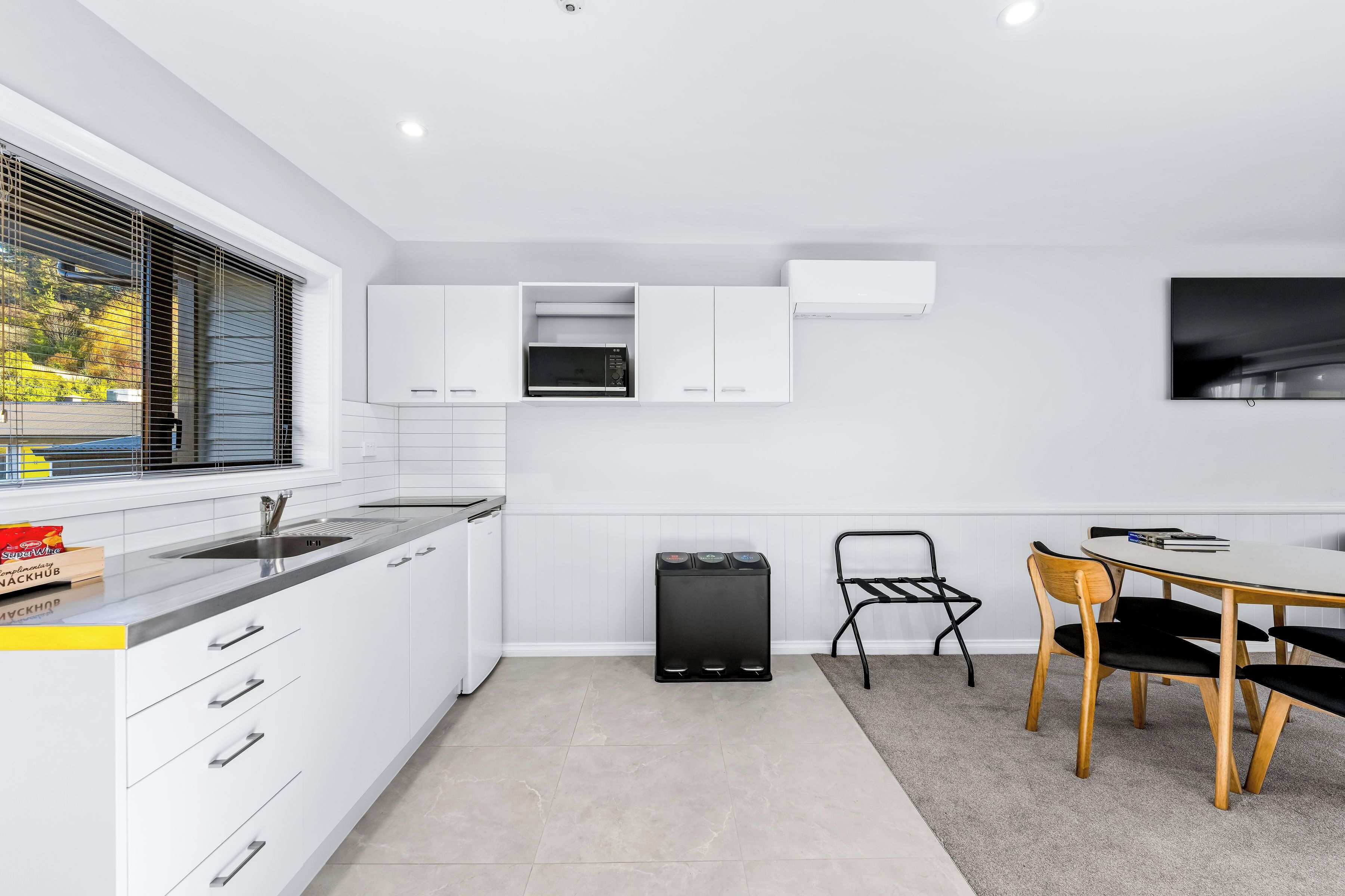 Mini réfrigérateur, micro-ondes, plaque de cuisson, chaise haute