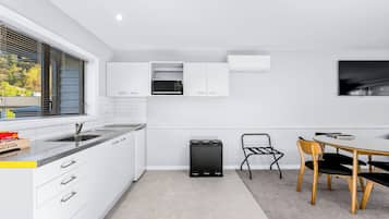 Mini réfrigérateur, micro-ondes, plaque de cuisson, chaise haute
