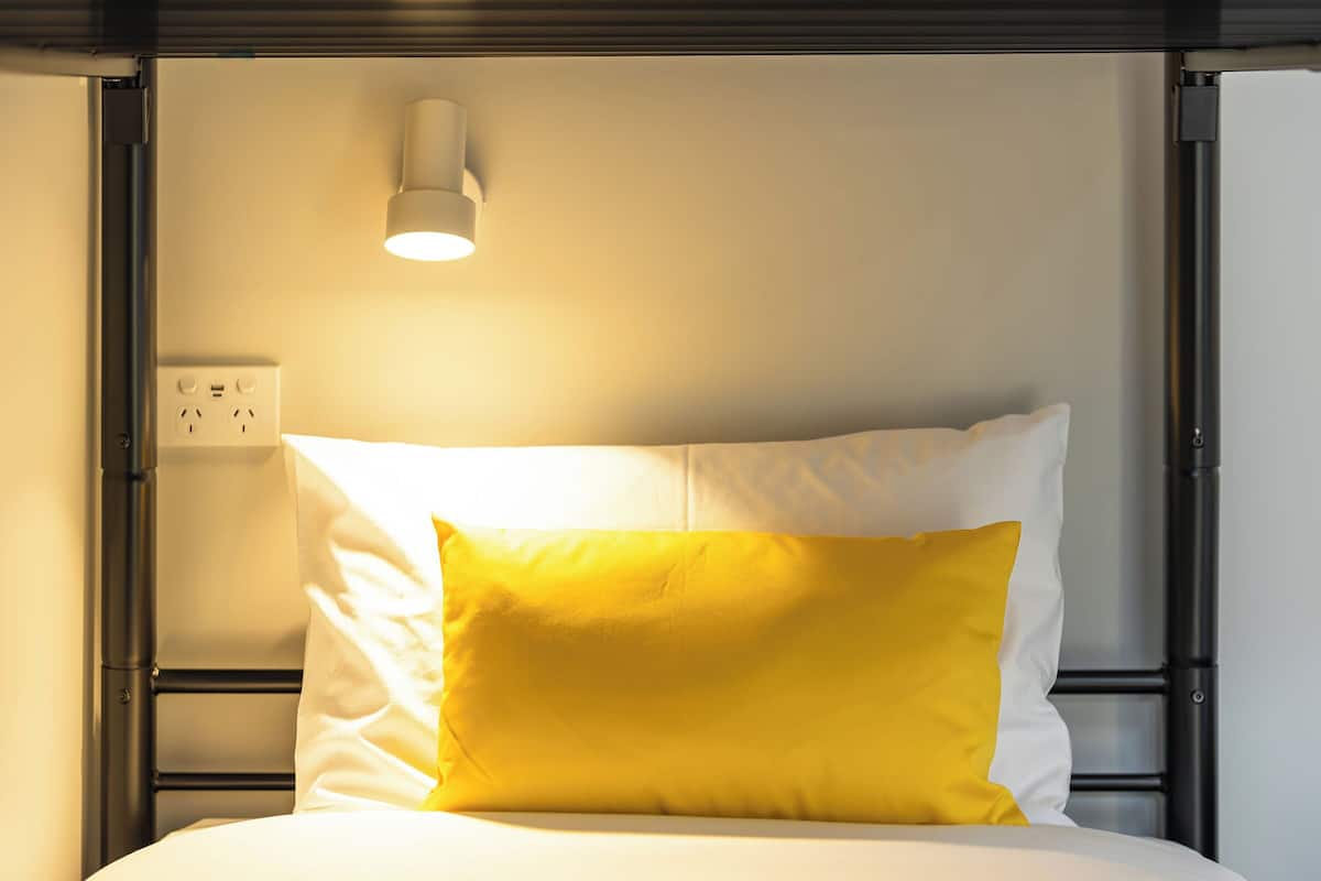 Espacio para trabajar con laptop y cortinas blackout