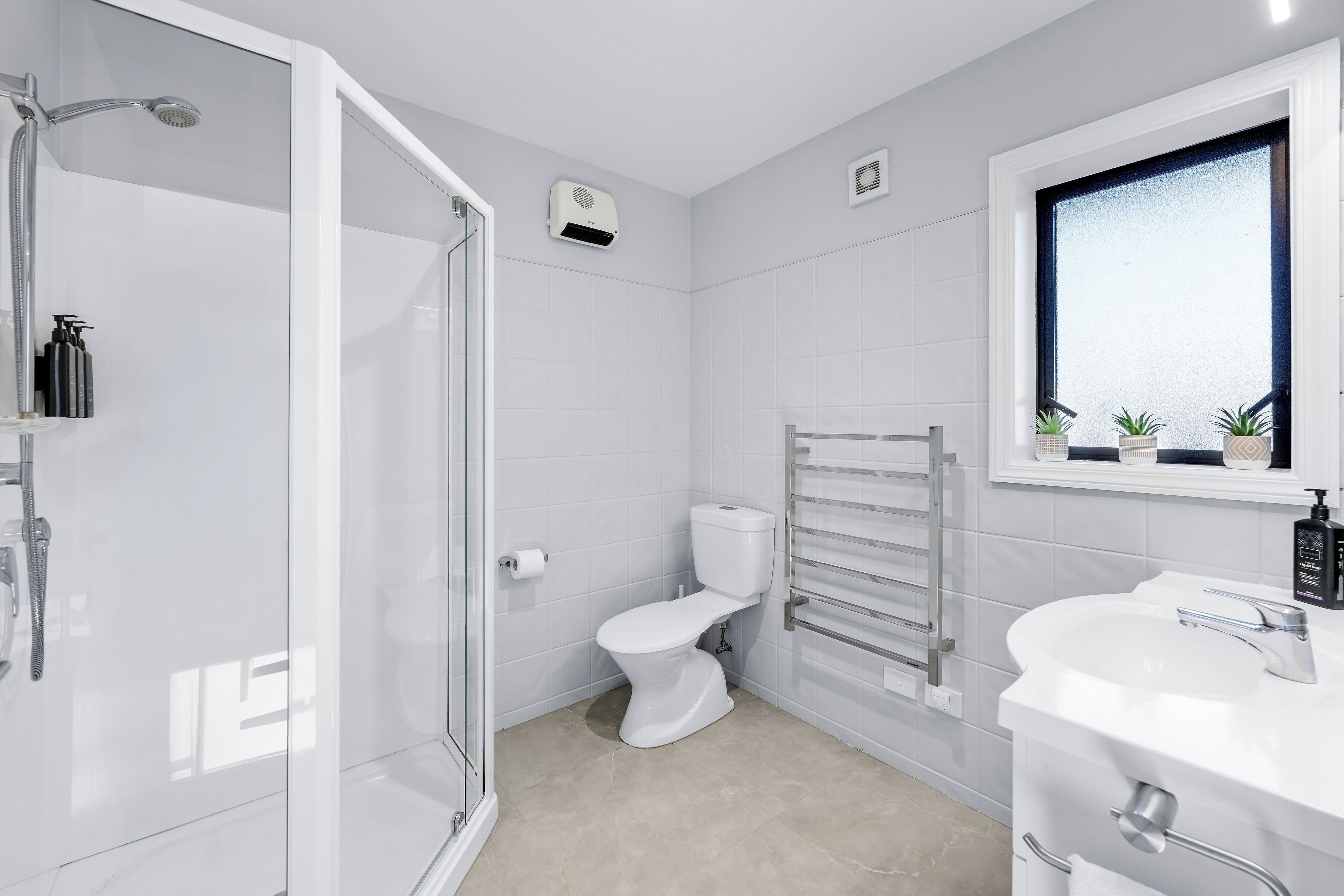 Studio Family Apartment | Baño | Regadera y papel de baño 