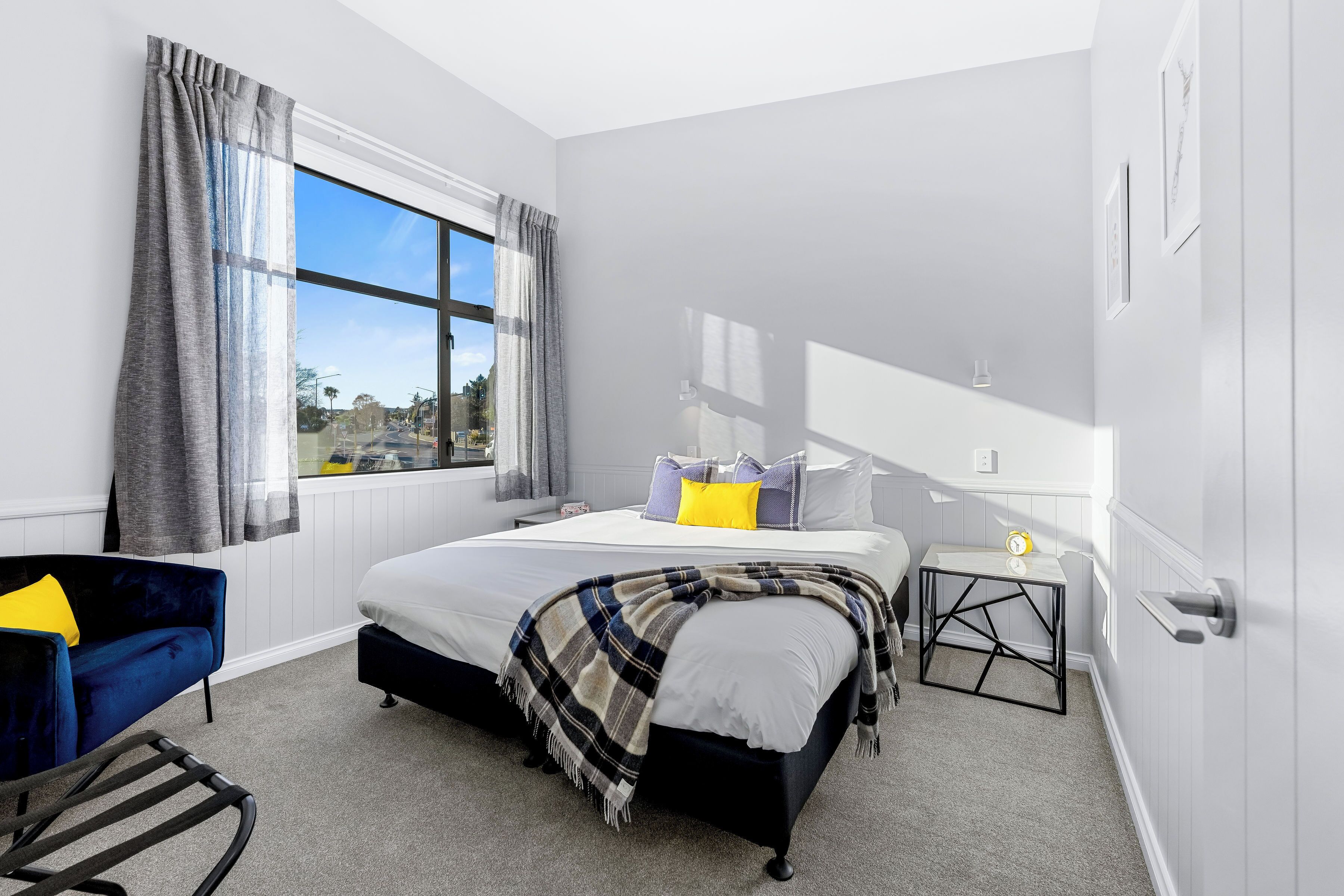 Two Bedroom Family Apartment | Espace de travail pour ordinateur portable, rideaux occultants