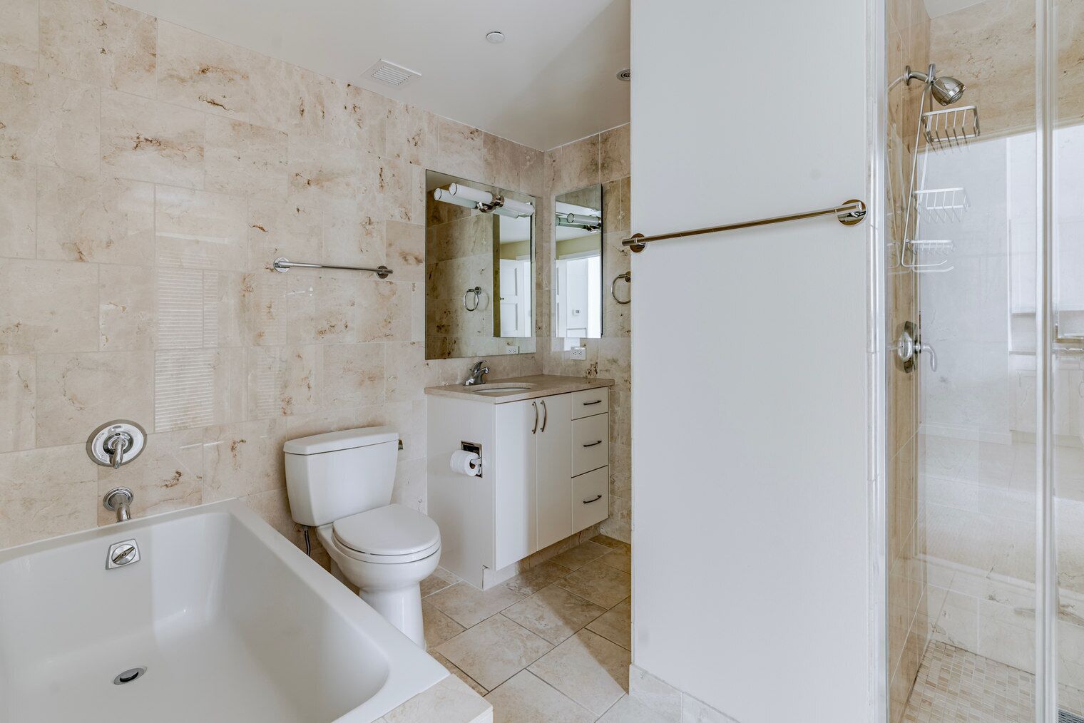 Une salle de bain moderne équipée d’une baignoire, de toilettes et d’un espace douche.