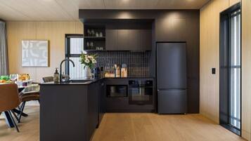 Cafetera y tetera, refrigerador, microondas y horno