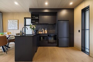 Coffee/tea maker, fridge, microwave, oven - Prime location, mountain views (Queenstown)