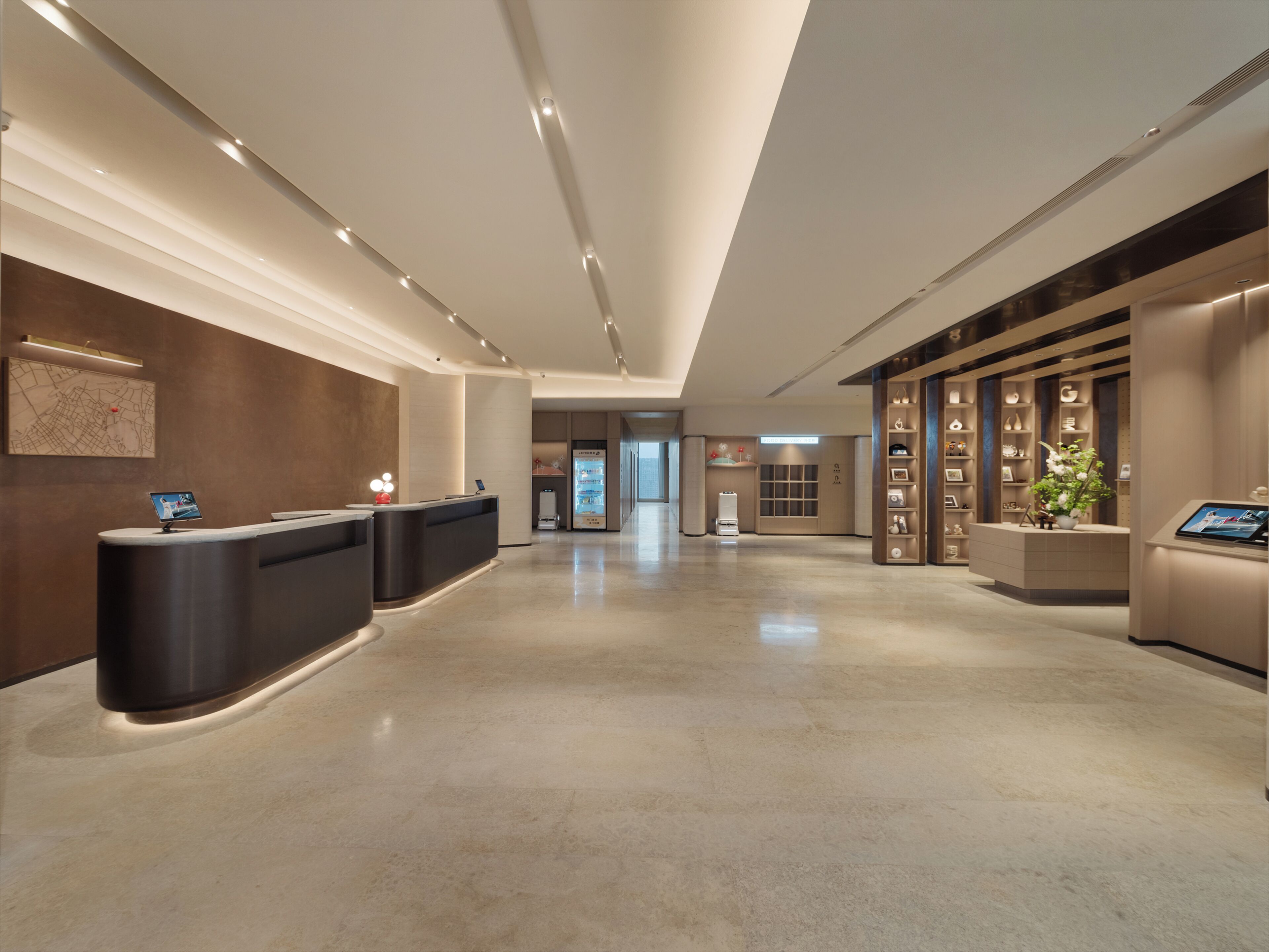 Un moderno vestíbulo de hotel con una recepción, una zona de estar y exhibición de servicios.