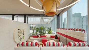 Un intérieur moderne avec un coin salon, une grande fenêtre et un design de plafond original.
