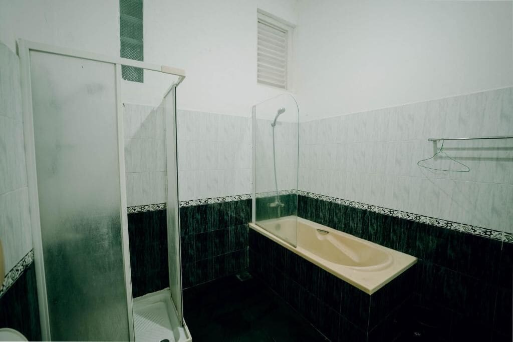 Standard Double Room | Bathroom | Shower, hair dryer, towels, shampoo