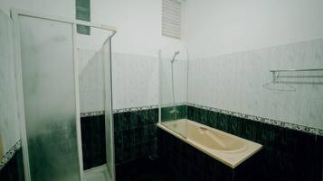 Standard Double Room | Bathroom | Shower, hair dryer, towels, shampoo