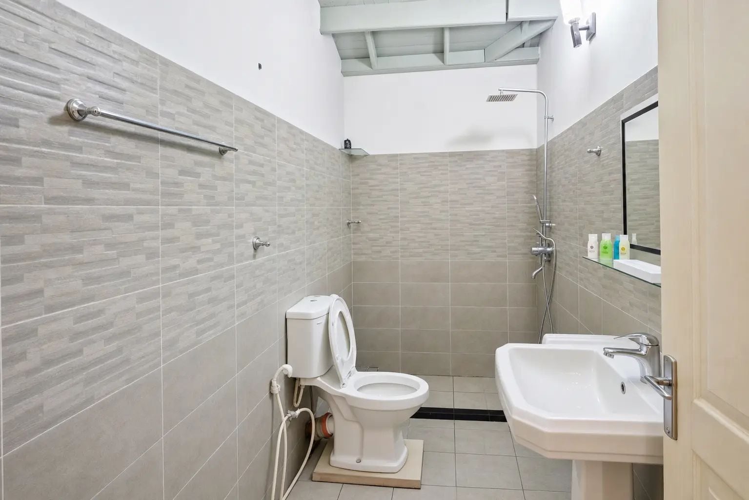 Un baño moderno con inodoro, ducha y lavamanos.