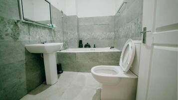 Deluxe-Doppelzimmer, Balkon, Gartenblick | Badezimmer