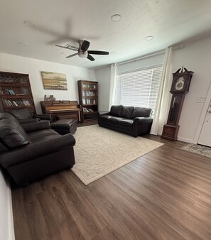 Smart TV - Newly remodeled spacious 4bed/3 bath with self check-in (Safford)