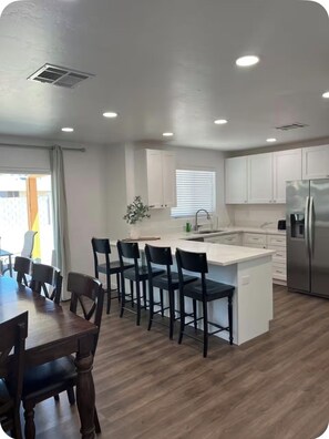 Private kitchen - Newly remodeled spacious 4bed/3 bath with self check-in (Safford)