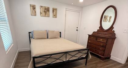 Newly remodeled spacious 4bed/3 bath with self check-in