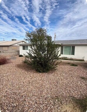 Exterior - Newly remodeled spacious 4bed/3 bath with self check-in (Safford)