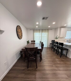 Dining - Newly remodeled spacious 4bed/3 bath with self check-in (Safford)